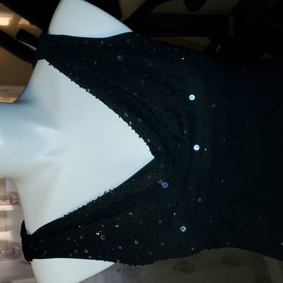 Black evening gown with beading - Picture 4 of 12